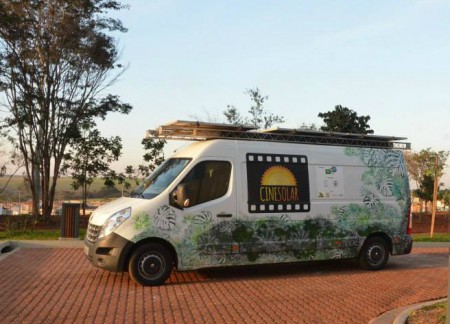 Projeto leva a cidades brasileiras cinema itinerante que funciona à base de energia solar. 24/11/2014