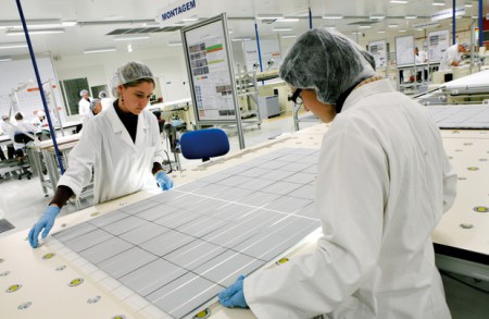 Chineses produzem painéis solares em Moura 10/01/2015